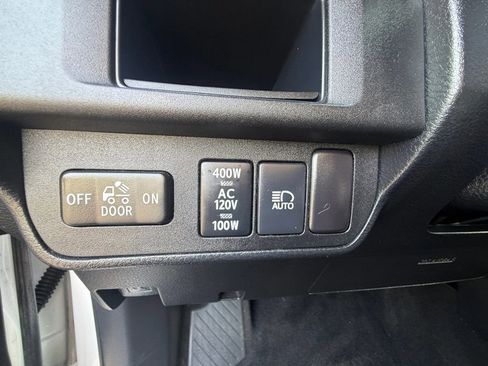 Used 2018 Toyota Tacoma TRD Off-Road w/ Technology Package AWD/4WD image 25