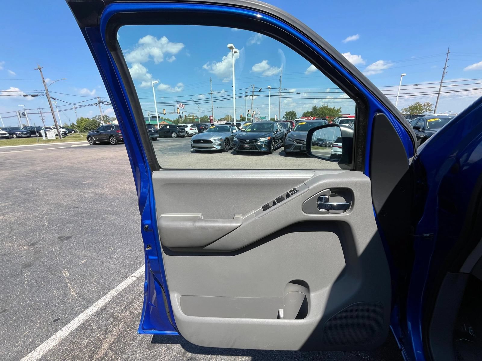 Used 2014 Nissan Frontier SV w/ SV Value Truck Package AWD/4WD image 41