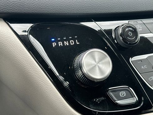 Used 2023 Chrysler Pacifica Touring-L image 21