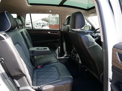 Used 2024 Volkswagen Atlas SEL Premium R-Line image 9