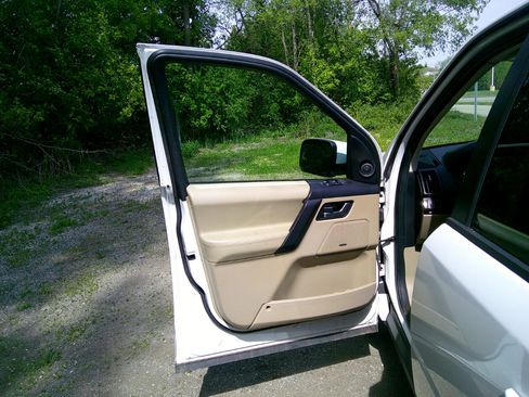 Used 2013 Land Rover LR2 image 18