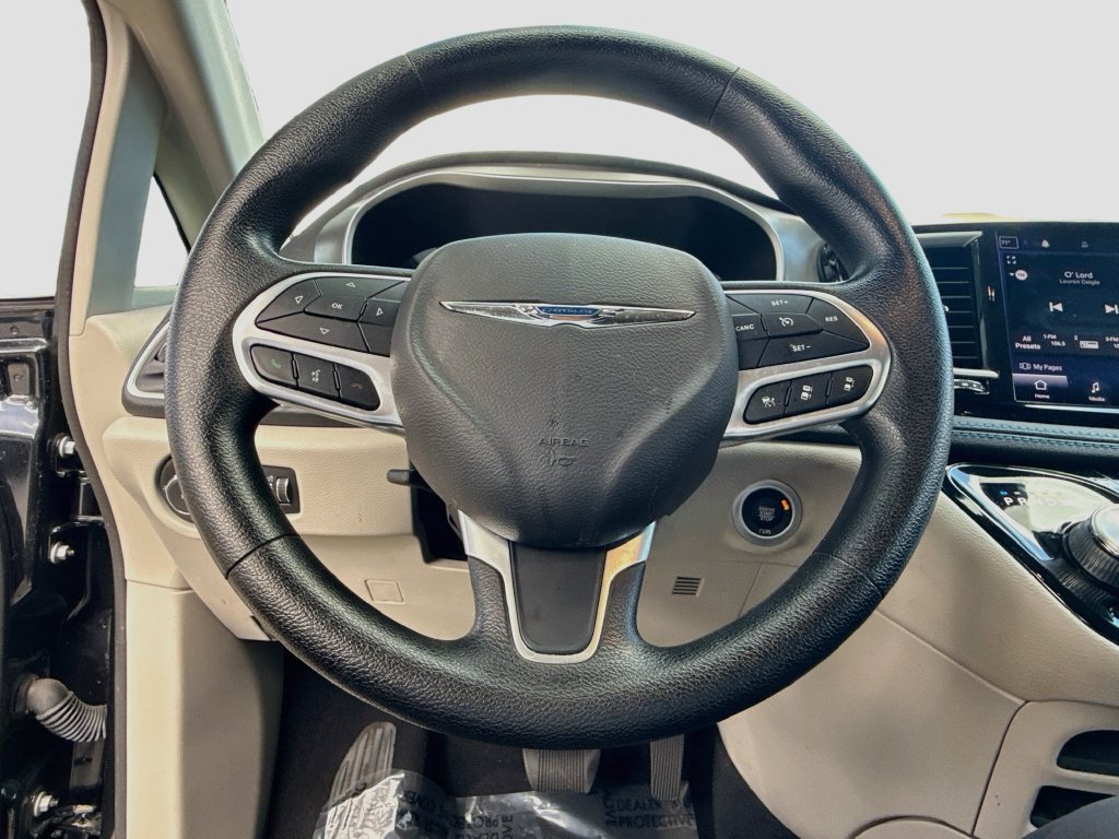 Used 2021 Chrysler Pacifica Touring FWD image 12