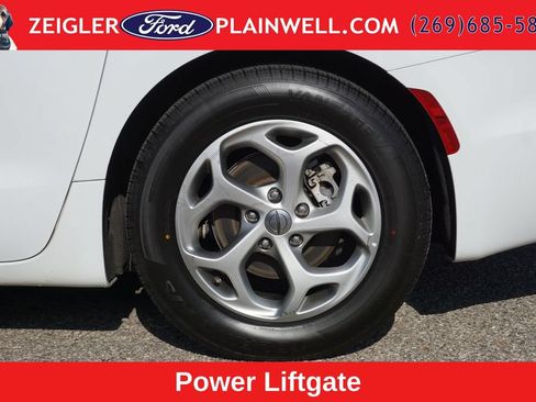 Used 2024 Chrysler Pacifica Limited FWD image 9