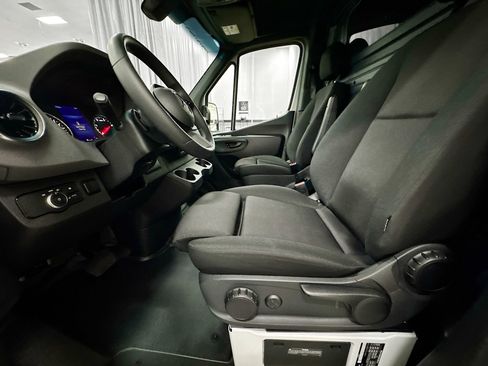Used 2025 Mercedes-Benz Sprinter 2500 image 21
