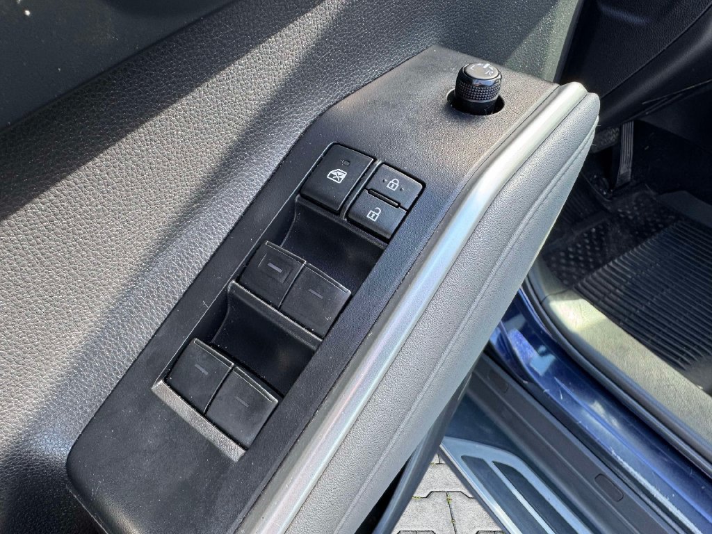 Used 2022 Toyota Highlander XLE AWD/4WD image 18