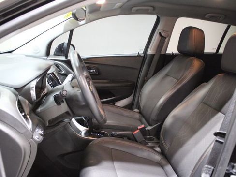 Used 2022 Chevrolet Trax LT w/ LT Convenience Package image 18