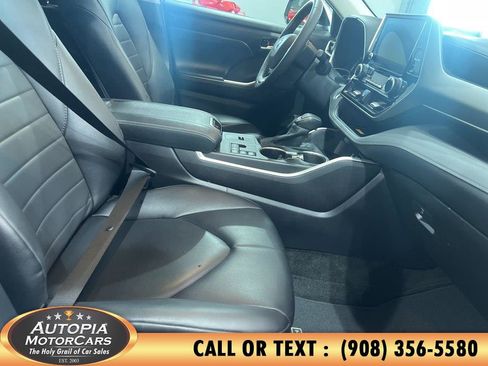 Used 2024 Toyota Highlander XLE AWD/4WD image 12