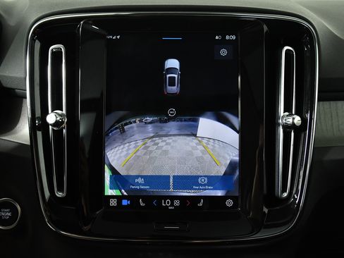 Used 2025 Volvo XC40 B5 Plus image 18