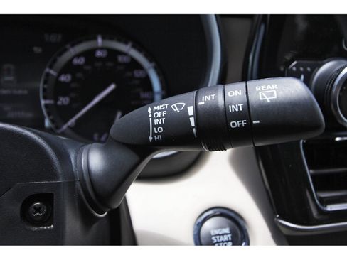 Used 2022 Toyota Highlander XLE FWD image 22