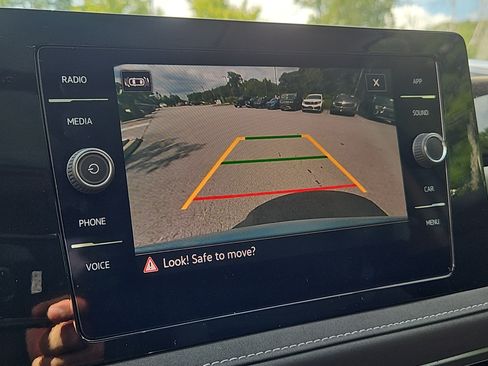 Certified 2025 Volkswagen Taos SE AWD/4WD image 10