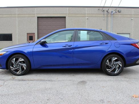 Used 2025 Hyundai Elantra SEL FWD image 4