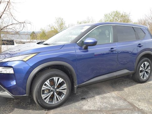 Used 2023 Nissan Rogue SV image 2