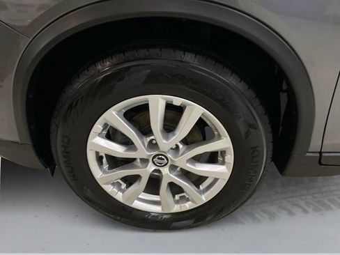 Used 2018 Nissan Rogue SV AWD/4WD image 18