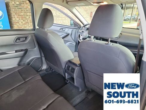 Used 2024 Nissan Rogue S image 29