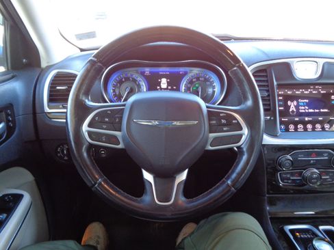 Used 2017 Chrysler 300 C image 19