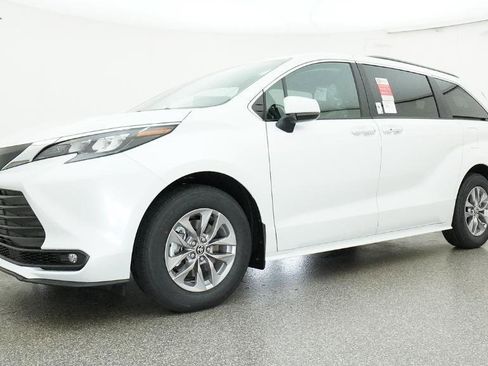 New 2026 Toyota Sienna XLE FWD image 22