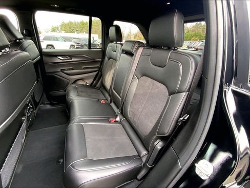 Certified 2025 Jeep Grand Cherokee Altitude AWD/4WD image 19