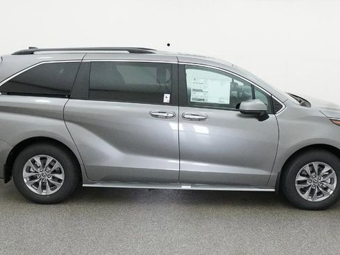 New 2026 Toyota Sienna XLE FWD image 12