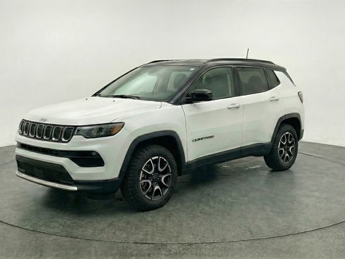 Used 2025 Jeep Compass Trailhawk AWD/4WD image 3
