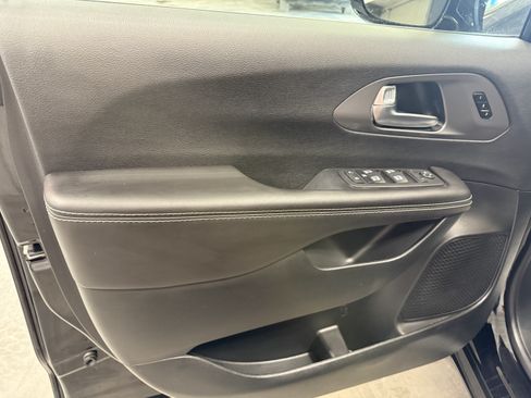 Used 2026 Chrysler Pacifica Select FWD image 17