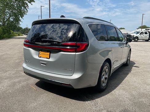 Used 2023 Chrysler Pacifica Limited FWD image 5