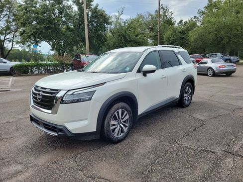 Used 2024 Nissan Pathfinder SL w/ Cargo Package FWD image 4
