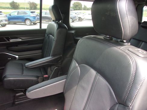 Used 2024 Jeep Wagoneer Series III w/ Flexible Seating Group AWD/4WD image 18