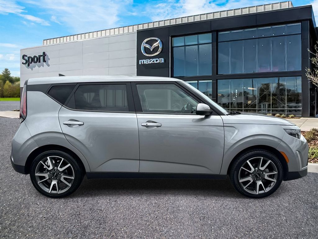 Used 2024 Kia Soul EX w/ Option Group 015 FWD image 2