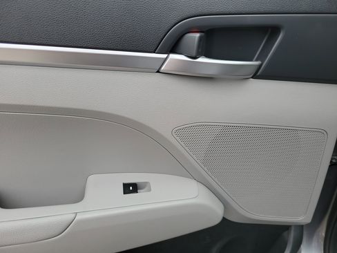 Used 2019 Hyundai Elantra SE FWD image 25