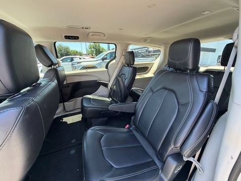Used 2024 Chrysler Pacifica Touring-L FWD image 7