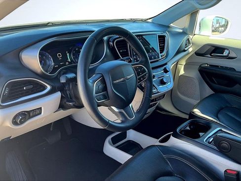 Used 2022 Chrysler Pacifica Touring-L image 14