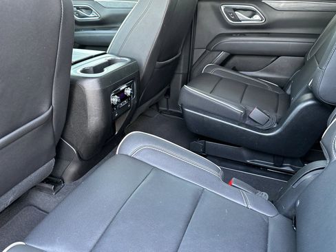 Used 2023 GMC Yukon SLT w/ SLT Luxury Package image 14