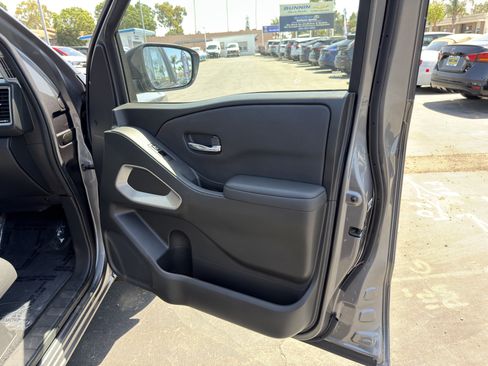 Used 2024 Nissan Frontier SV w/ SV Convenience Package RWD image 11