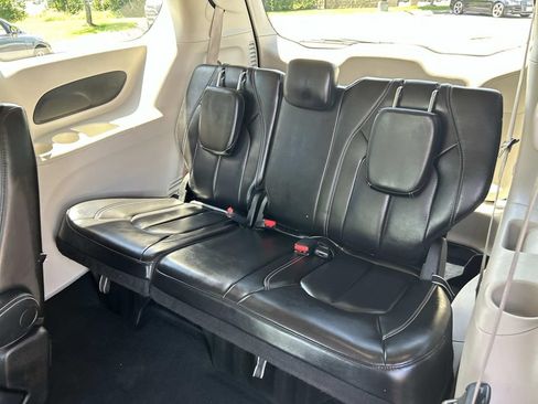 Used 2023 Chrysler Pacifica Touring-L FWD image 27