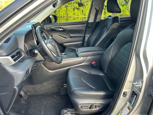 Used 2023 Toyota Highlander XLE FWD image 16
