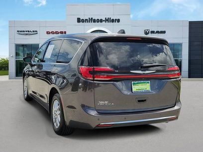 Used 2023 Chrysler Pacifica Touring-L w/ Uconnect Theater Family Group