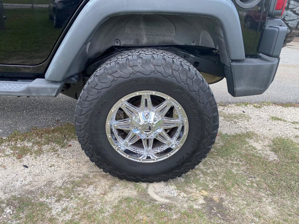 Used 2011 Jeep Wrangler Unlimited Sport w/ Connectivity Group AWD/4WD image 11