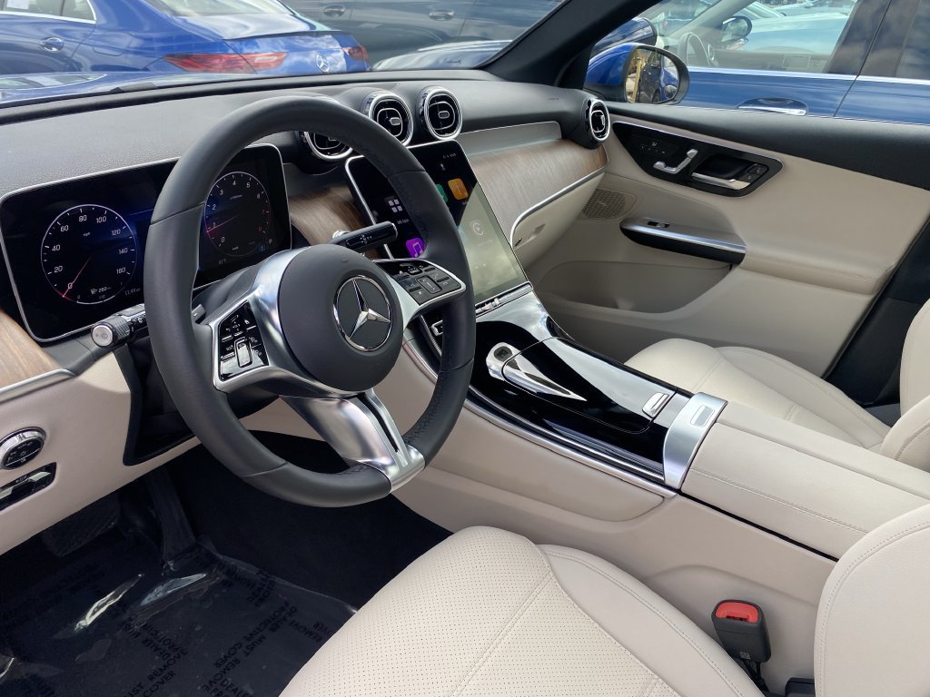 Used 2026 Mercedes-Benz GLC 300 image 2