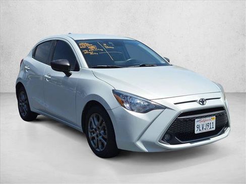 Used 2020 Toyota Yaris LE FWD image 3