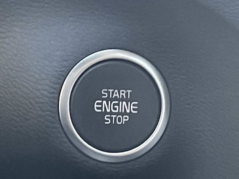 Certified 2025 Volvo XC40 B5 Core image 26