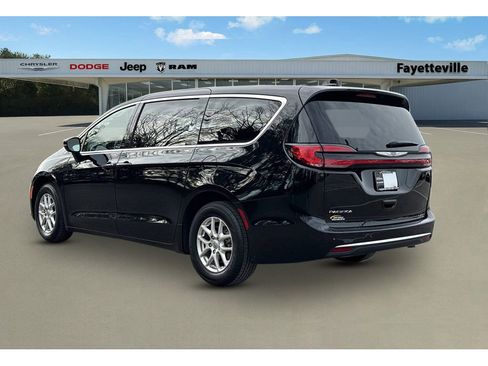 Used 2024 Chrysler Pacifica Touring-L image 5