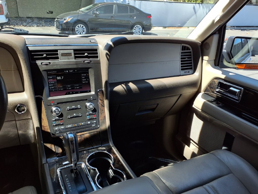 Used 2015 Lincoln Navigator 2WD image 24