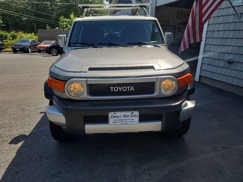 Used 2011 Toyota FJ Cruiser 4WD w/ Convenience Pkg image 3