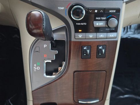 Used 2011 Toyota Venza AWD w/ Premium Pkg #2 image 26