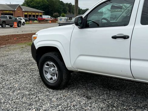 Used 2016 Toyota Tacoma SR RWD image 9
