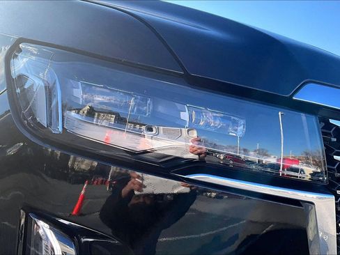 Used 2024 Cadillac Escalade ESV Premium Luxury image 28