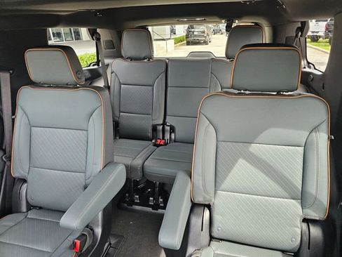 Used 2025 GMC Yukon AT4 w/ AT4 Premium Package image 17