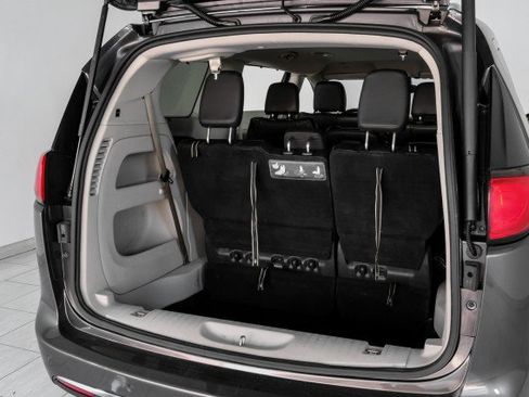 Used 2019 Chrysler Pacifica Touring-L FWD image 49