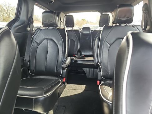 Used 2025 Chrysler Pacifica Limited image 19