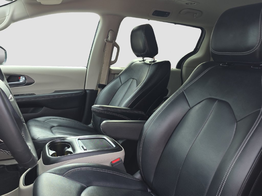 Used 2024 Chrysler Pacifica Touring-L FWD image 7